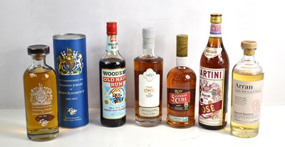 Lot 77 - A group of alcohol to include a bottle of...