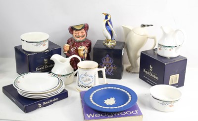 Lot 220 - A group of ceramics to include Royal Doulton...