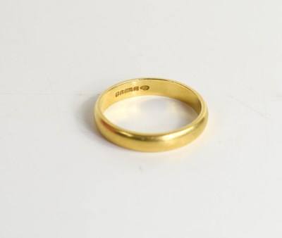 Lot 211 - An 18ct gold wedding band size P, 4.04g.