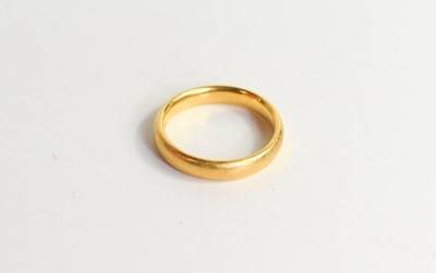 Lot 252 - A 22ct gold wedding band, Sheffield 1965, size...