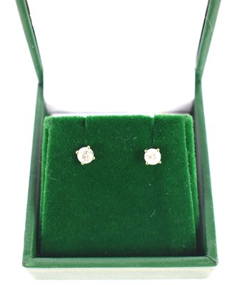 Lot 260 - A pair of 18ct yellow gold 4-claw set diamond...