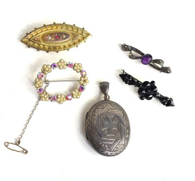 Lot 110 - A 9ct gold Victorian mourning brooch of...