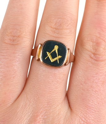 Lot 114 - A 9ct gold Masons signet ring, set with agate...