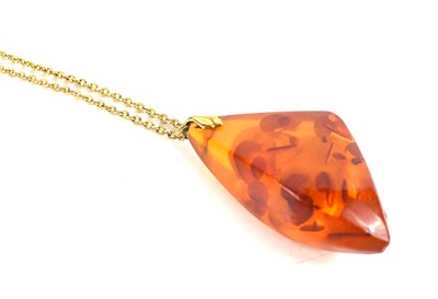 Lot 191 - A 9ct gold and amber pendant necklace, the...