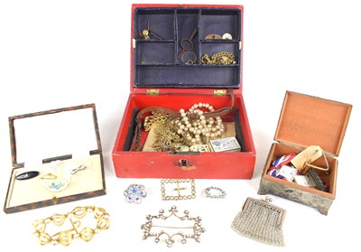 Lot 103 - A jewellery box containing various vintage...