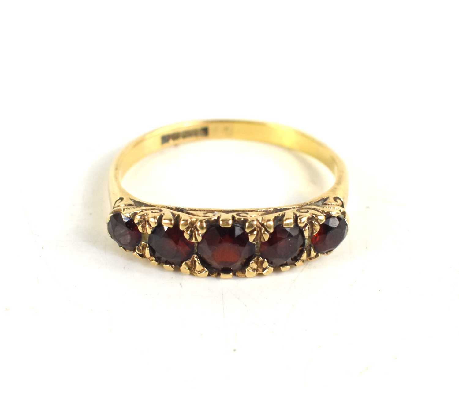 Lot 32 - A 9ct gold and garnet ring, the five graduated...
