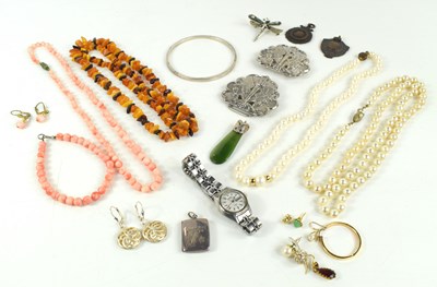 Lot 76 - A selection of jewellery to include a silver...