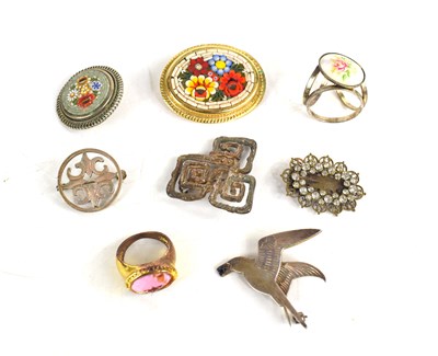 Lot 77 - A group of brooches and rings to include a...