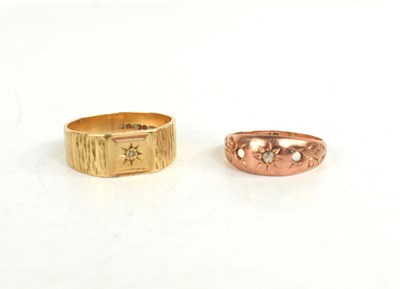 Lot 177 - A 9ct gold ring with central starburst and...