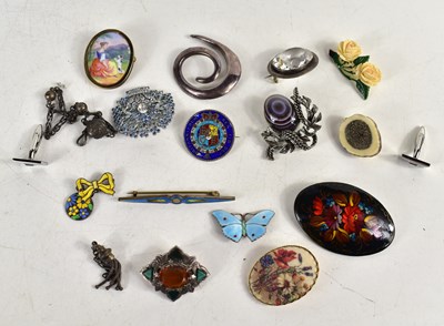 Lot 96 - A quantity of vintage brooches to include a...