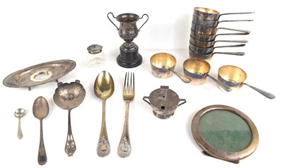 Lot 326 - A group of silver to include a small trophy,...