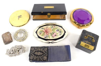 Lot 323 - A group of collectables to include an Art Deco...