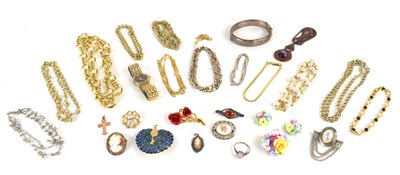 Lot 83 - A group of jewellery to include a silver and...