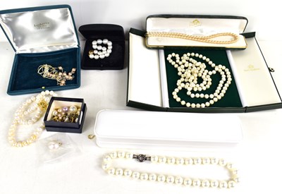 Lot 87 - A selection of jewellery to include pearl...