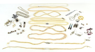 Lot 52 - A selection of jewellery to include pearl...