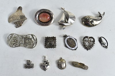 Lot 54 - A group of collectables to include an antique...