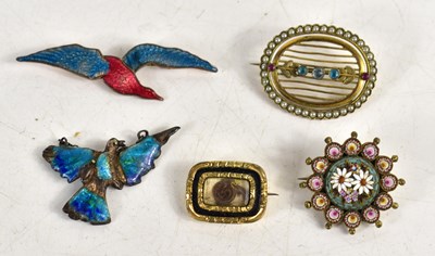 Lot 123 - A selection of brooches, to include a gold...