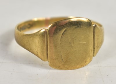 Lot 90 - A 9ct gold signet ring, size T, 2.4g.