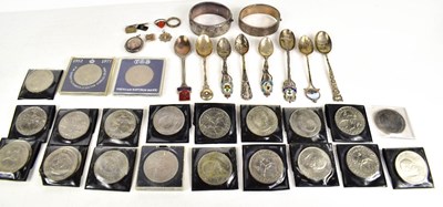 Lot 199 - A selection of silver to include Victorian...