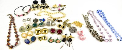 Lot 138 - A Vintage Art Deco style paste brooch / clip,...