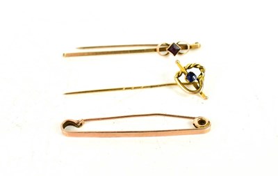Lot 20 - A 9ct gold bar brooch, a 9ct gold and amethyst...