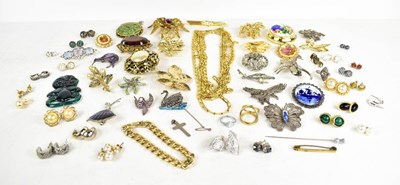 Lot 154 - A selection of costume jewellery to include...