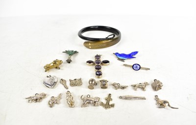 Lot 146 - A group of jewellery to include an amethyst...