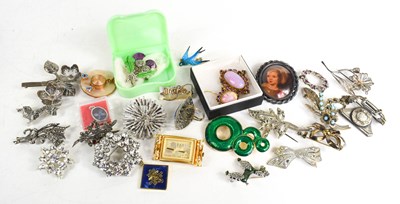 Lot 149 - A selection of vintage jewellery, mostly...