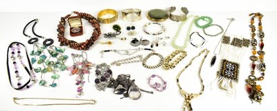 Lot 151 - A selection of jewellery to include vintage...