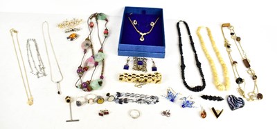 Lot 153 - A selection of jewellery to include beaded...