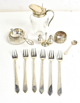 Lot 211 - A group of silver to include a miniature salt...
