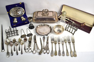 Lot 203 - A group of silverplated items to include a...