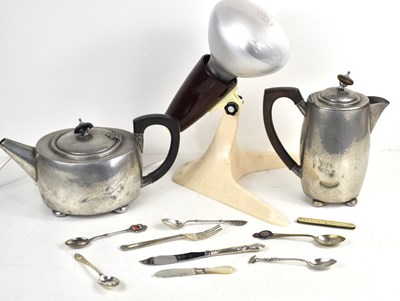 Lot 224 - A group of collectables to include a vintage...