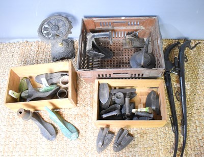 Lot 220 - A group of metalware to include cast iron shoe...