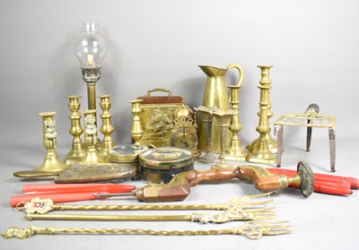 Lot 218 - A collection of metalware to include brass...