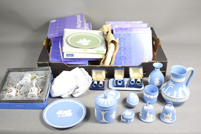 Lot 208 - A large group of Wedgwood Jasperware to...