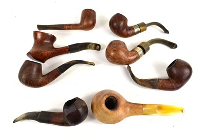 Lot 136 - A group of vintage smoking pipes to include...