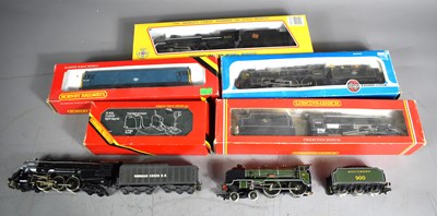 Lot 18 - A group of OO gauge locomotives to include a...