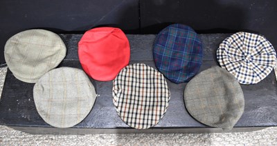 Lot 124 - A group of vintage mens flat caps to include...