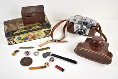 Lot 114 - A group of collectables to include a silver...