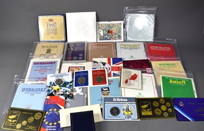 Lot 222 - A collection of Royal Mint and other coin...