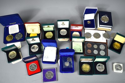 Lot 223 - A group of cased commemorative coins to...