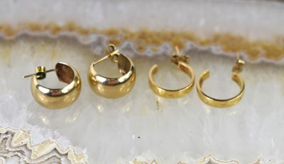 Lot 16 - A pair of 18ct gold hoop earrings 2.4g,...