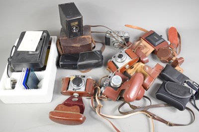 Lot 403 - A group of vintage cameras to include Matthias...