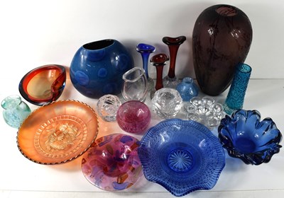Lot 249 - A quantity of decorative glass to include...
