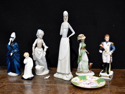 Lot 239 - A group of ceramics to include Royal Doulton...