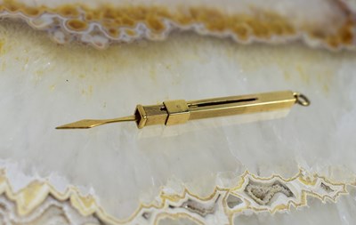 Lot 9 - A 9ct gold propelling toothpick, 3.8g.