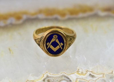 Lot 10 - A 9ct gold and enamel Masonic ring, size V/U,...
