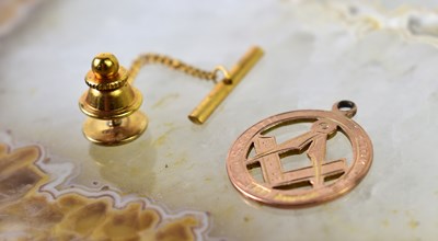 Lot 12 - A 9ct gold masonic pendant together with a 9ct...