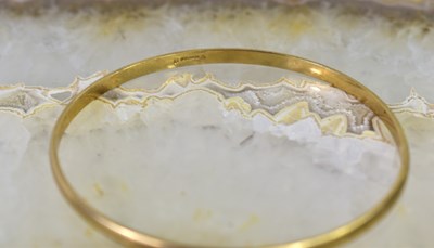 Lot 25 - A 9ct gold bangle, internal diameter, 62mm, 10....